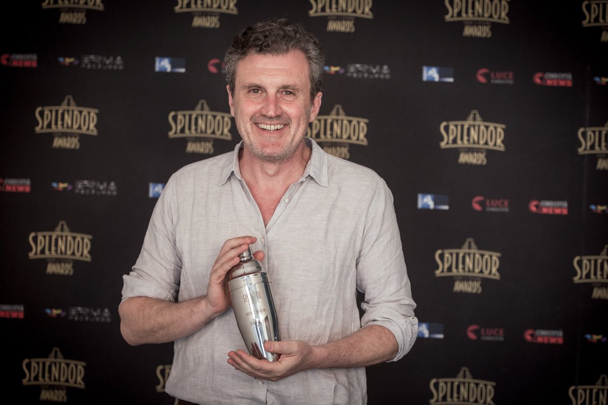 tv_Splendor's tweet photo. #SplendorAward ad #AntonioManzini perché ha dato al poliziesco all’italiana un’altra casa e alle forze dell’ordine la licenza di farsi le canne. https://t.co/CjcCc5zF7k
