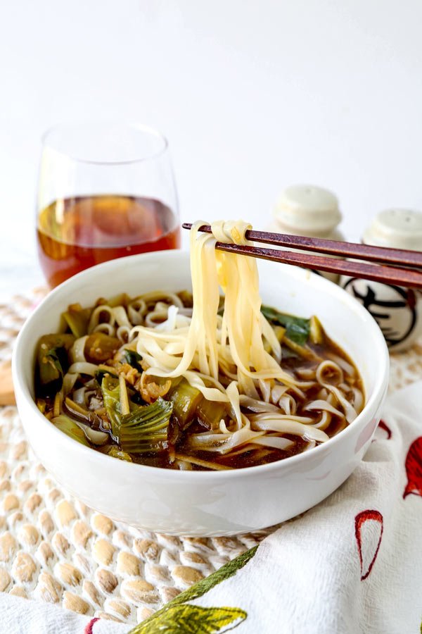 misspickledplum's tweet photo. What's for dinner?
Loaded with rice noodles, this hot and savory Baby Bok Choy Soup With Garlic and Ginger is summer eating at its best 🍜😋
RECIPE >> https://t.co/lGN7XKBfW4 https://t.co/fmhpZqYkO9