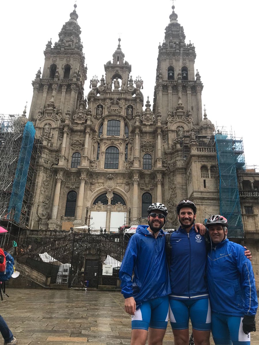 MtbSek's tweet photo. ¡¡¡¡¡Y llegamos!!!!!!!!  ¡Ha sido indescriptible! Sin duda nos llevamos el equipo que ya somos, los momentos más duros y las sonrisas en nuestra cara al ver la catedral. Sueño cumplido. #cyclinglife #CaminodeSantiago #sekmtb #conseguido  #team @SekCatalunya @institucionsek https://t.co/ZNRU2HS2BD