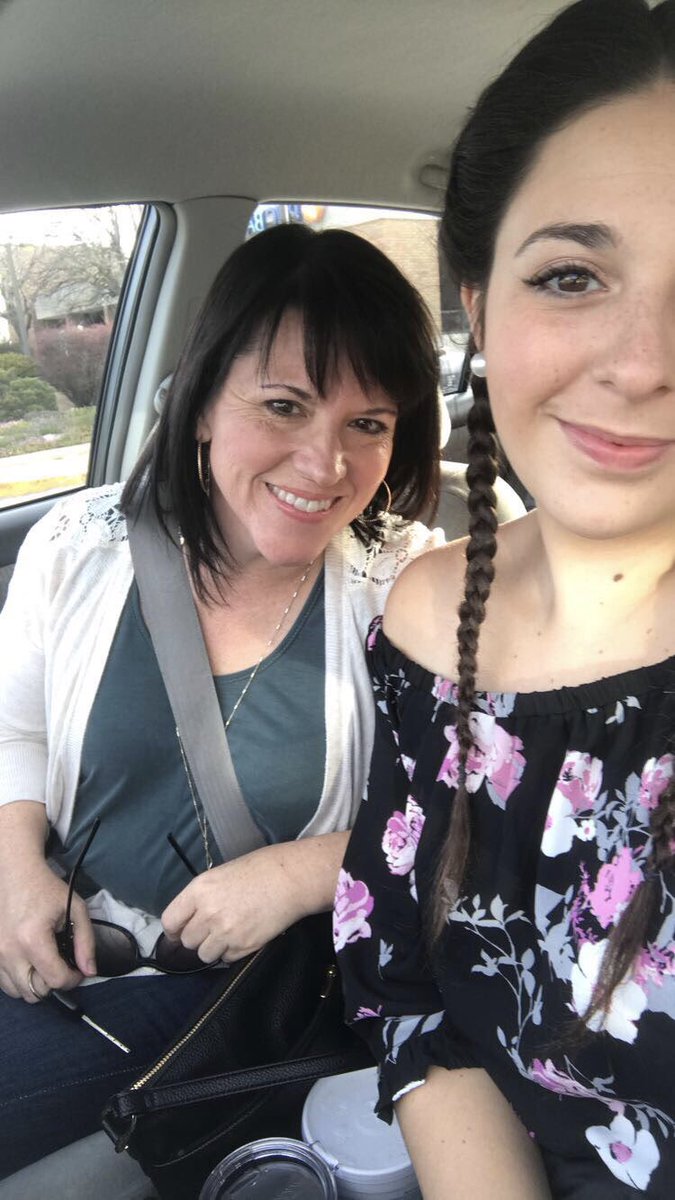 naomathesun's tweet photo. My mom came home in tears last night because she had a man tell her that he “didn’t go on dates with attractive women anymore” WHILE THEY WERE ON A DATE. My momma is way too beautiful to be treated like that. Rt to find her a real man. https://t.co/9ZTTGLayn6