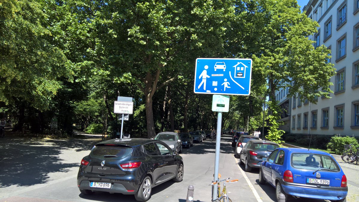 beamzuse's tweet photo. In Deutschland sind Fahrradstraßen keine Fahrradstraßen und Spielstraßen keine Spielstraßen...
Aber: Autobahnen sind Autobahnen. https://t.co/UZKMNpYV76