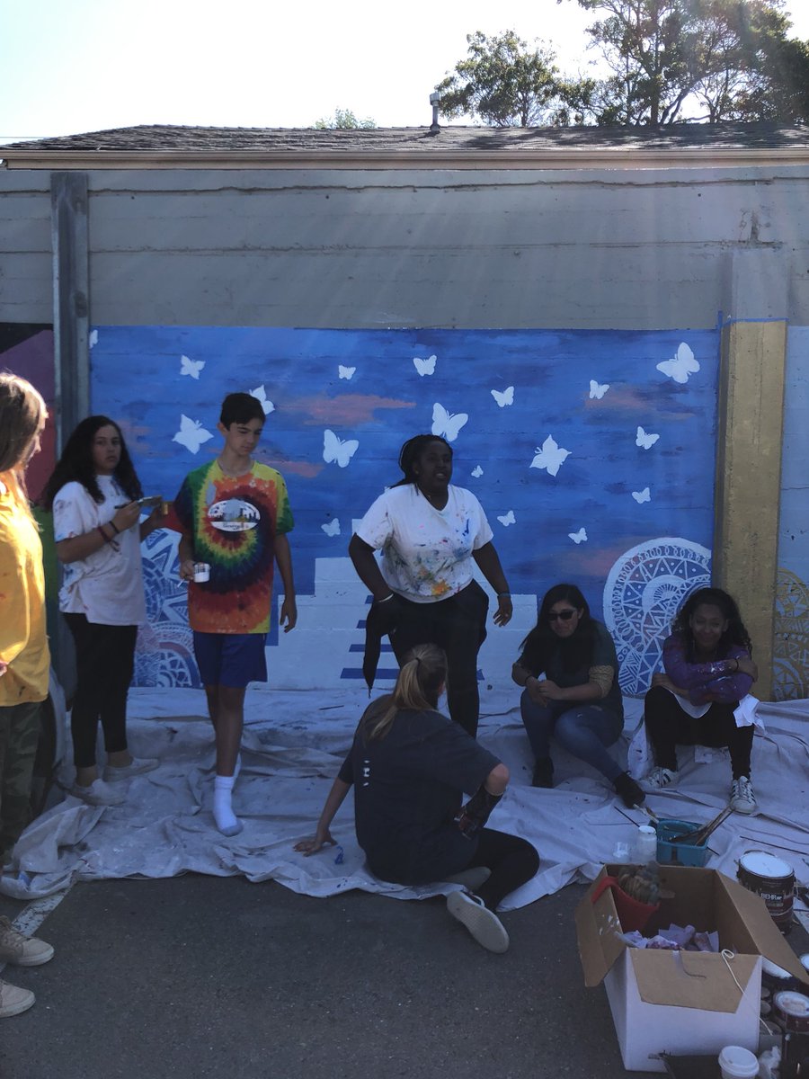 ebinternacional's tweet photo. 8th grade grads creating their mural. https://t.co/8cnOvgRIIq