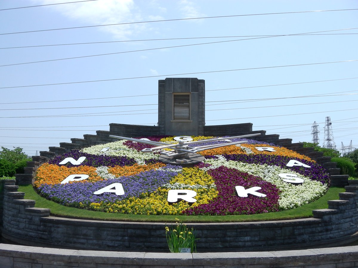 GrayLineNiagara's tweet photo. The @opg Floral Clock is totally giving us that #FridayFeeling . Did you know you can see this amazing work of art every day on our #NiagaraFalls Rainbow Tour? https://t.co/12evENTXkR #SightseeingEverywhere #TheBucketLife https://t.co/YnAoBC2gfS