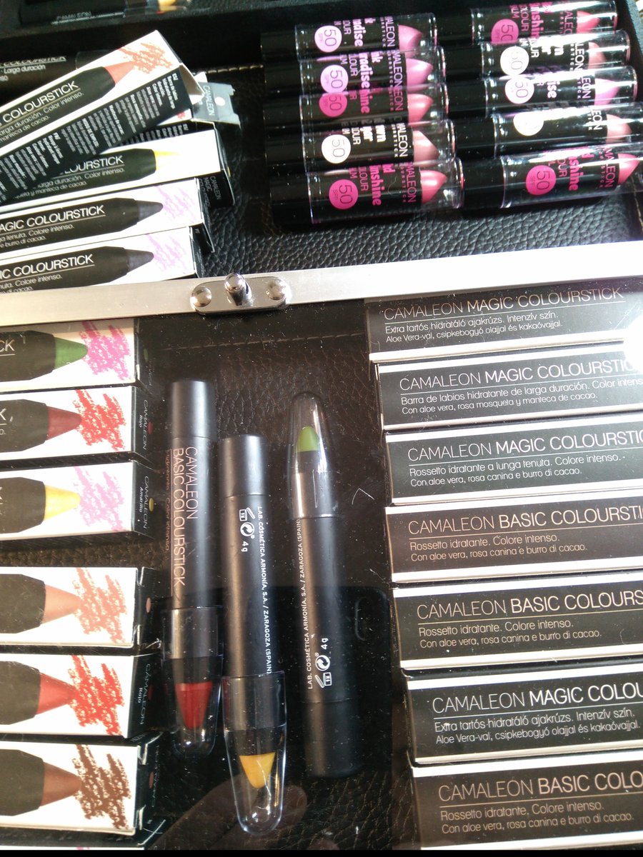salusanwellness's tweet photo. @salusanwellness Coloretes de tonos insospechados aplicados con silicone sponge; labiales casi eternos en coral y melocotón... y mucha alegría. Novedades de @camaleon_spain @AgenciaKohl  #conunasonrisa #elcolorquesigueturitmo https://t.co/lc3MNM86VA