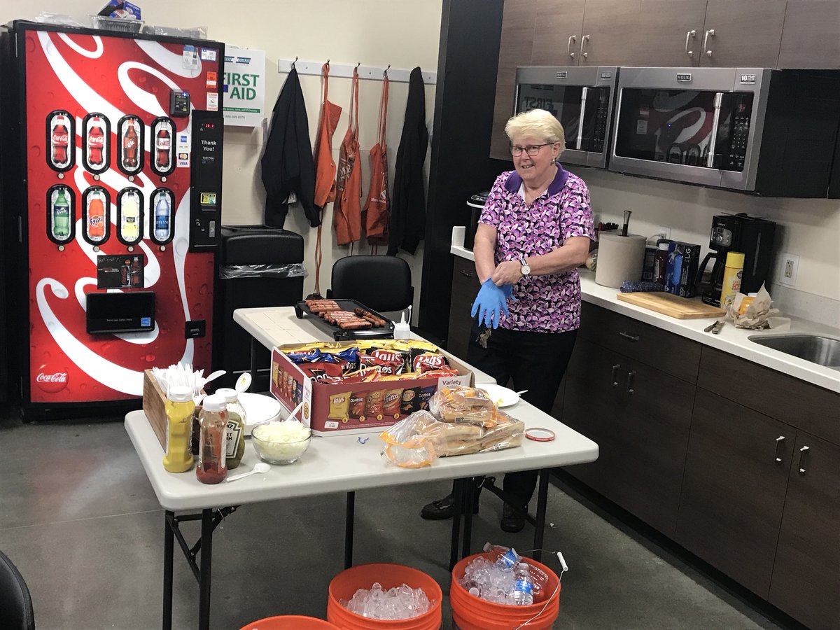 NicksTeam2557's tweet photo. Jackie is getting us ready for the “Giving Back Luncheon” Free Hotdogs 🌭, Chips and Soda 🥤 to all Vendors, MET and Store Associates!!!  @stephgrodsky @billshuell @kerre81275 @Robby2562 https://t.co/UJScfiStEG