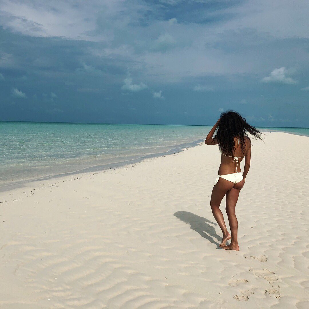 fbelussi's tweet photo. Guardate cosa succede con la bassa marea,si formano questi spettacolari banchi di sabbia.. non vuoi farci una passeggiata? ❤️ #TurtleViewExuma #explorethebahamas #exuma #bahamas #travelgirl #Travel #lovetravel #travelphoto #francescabelussi #travelblogger #travelinfluenzer https://t.co/pKPmHYjKBZ