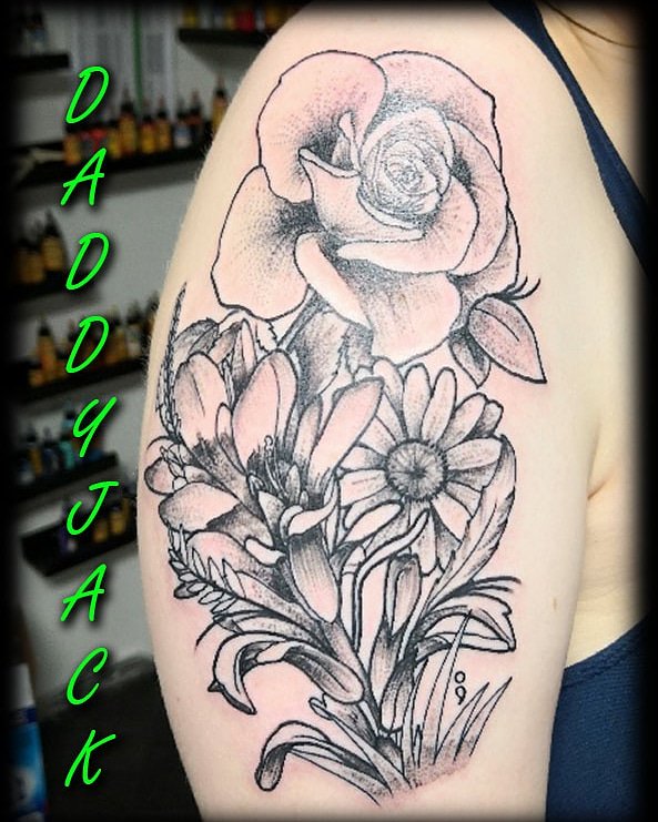 DaddyJackTattoo's tweet photo. Check out this killer dot work piece of a few different flowers by Jack! #sunflower #rose #flowers #sunflowertattoo #rosetattoo #flowerstattoo #dotwork #dotworktattoo #dotworkflowers #dotworkflowertattoo #daddyjacksbodyartstudio #daddyjackstattoos #cheyennehawkpen #eternalink https://t.co/hkkLsyypB9