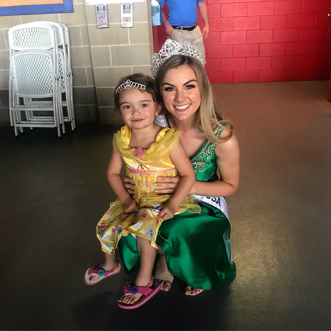 missiateenusa's tweet image. @missiausa and I had sooo much fun meeting all the beautiful princesses at the @CRKernels  game last night!😊⚾️👑
.
.
.
.
#princessnight #princess #kernals #baseball #baseballgame #missiausa #missiateenusa