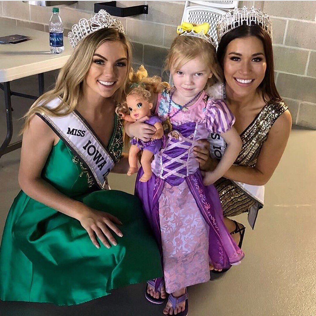 missiateenusa's tweet image. @missiausa and I had sooo much fun meeting all the beautiful princesses at the @CRKernels  game last night!😊⚾️👑
.
.
.
.
#princessnight #princess #kernals #baseball #baseballgame #missiausa #missiateenusa