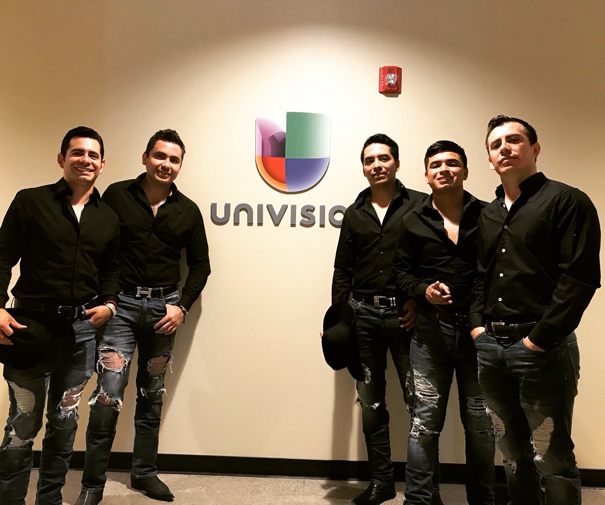 PrimosMX's tweet photo. Nos vemos en unos momentos en “Arriba valle central” por #Univision #PurosPrimosOiga 😉 https://t.co/NQSXmmdunN