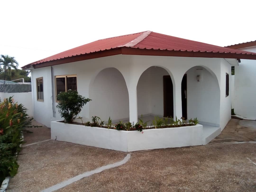 SleepWellingh's tweet image. It&apos;s small but cute. This small self compound house at Labone will be perfect for a single person or for a small start up business. It comes with two rooms and a lounge and kitchen. The price is negotiable. Kindly call Unipac Properties to book a viewing.