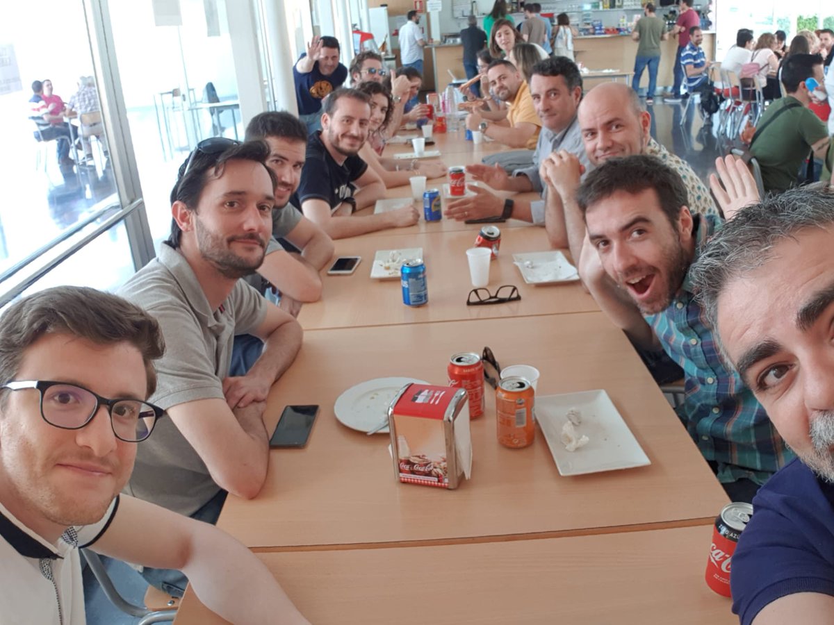 tsempere's tweet photo. Almuerzo de viernes en el @Siatdiumh excelente choripan, y mejor compañía, en la escuela oficial de idiomas en Elche https://t.co/i1zwEGxaoU