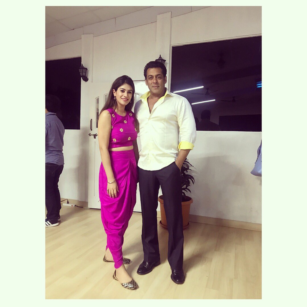BandgeeKallra's tweet photo. Who needs anyone else when you have 🛑SALMAN KHAN🛑 @BeingSalmanKhan on your side ❤️  #salmankhan #bandgikalra #respect #love #bhai #race3 https://t.co/k1r8029hHQ