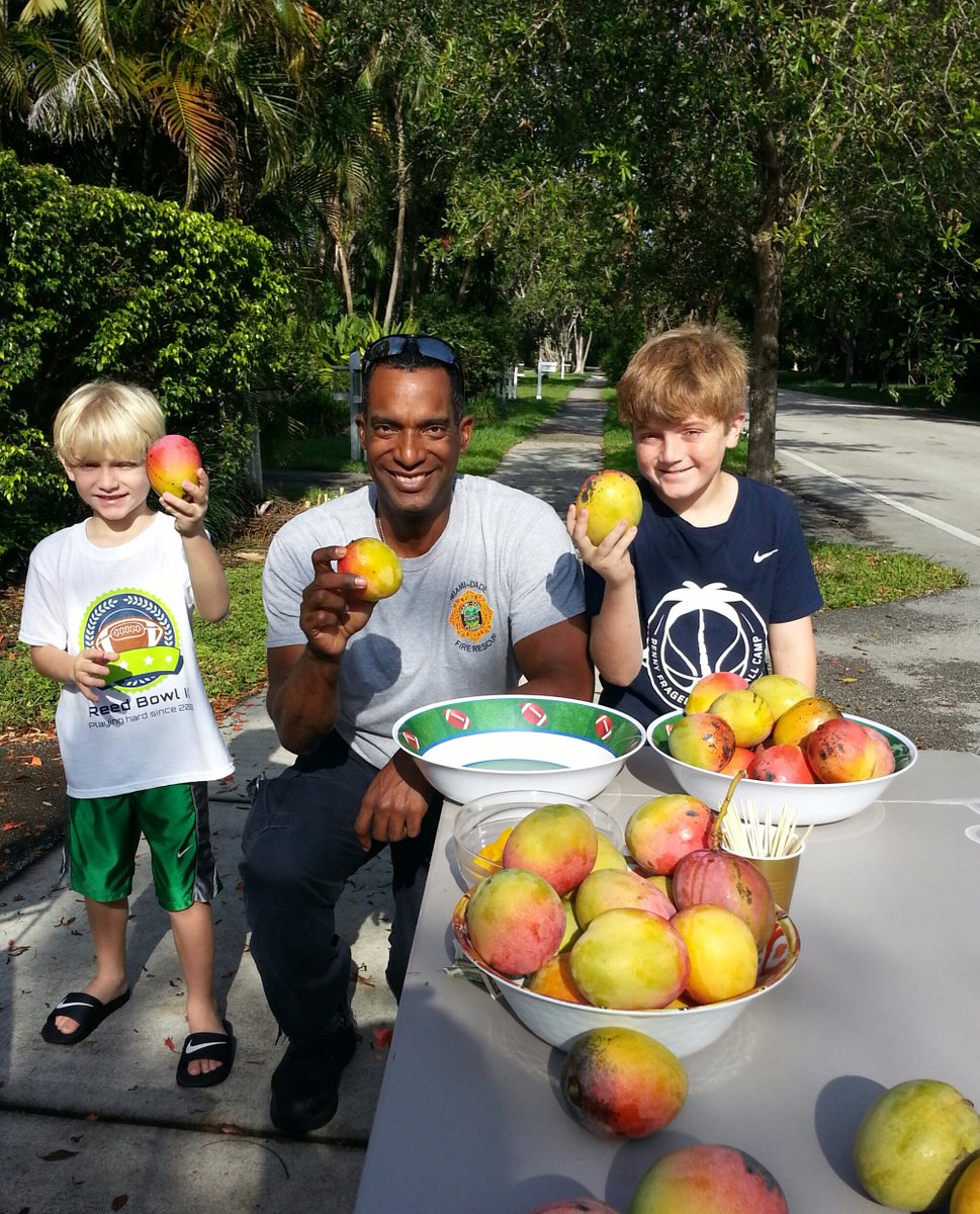 MiamiDadeFire's tweet image. #InBetweenCalls: Lt. Eugene Germain from #MDFR #Station49 in Pinecrest stops by for a treat and a chat to support the youth in our community. MDFR hopes to inspire future  generations of public servants. #MDFRInTheCommunity