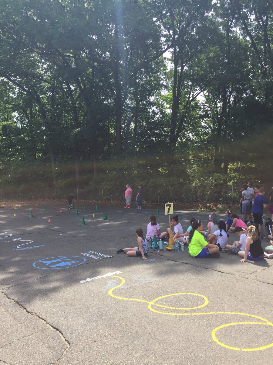 MrLowellPhysEd's tweet photo. My favorite day of the year        Grade 3-5 Field day activities #SSSct https://t.co/XiZDh5ZzeV