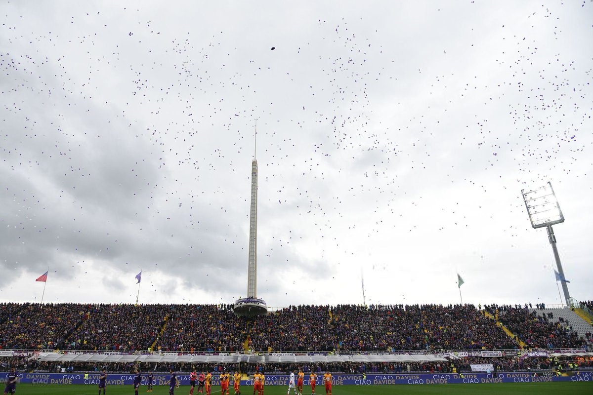 FtblPhotos's tweet photo. #Fiorentina fans pay their respects to David Astori. #RIPAstori [by Gabriele Maltinti &amp; Claudio Giovanini]: https://t.co/SIlx7SY6Za