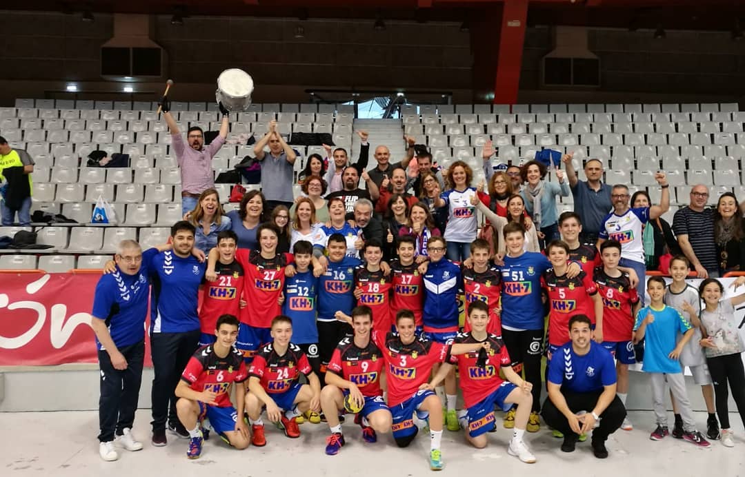FedCatHandbol's tweet photo. #CDEInfantilBM 🏆 | Tindrem semifinal catalana a Gijón! Després de la victòria i passi a semifinals del KH7 es veurà les cares amb el @FCBhandbol Lassa revivint la final del #Top4CAT a Santpedor ❗ https://t.co/UCairib4FA