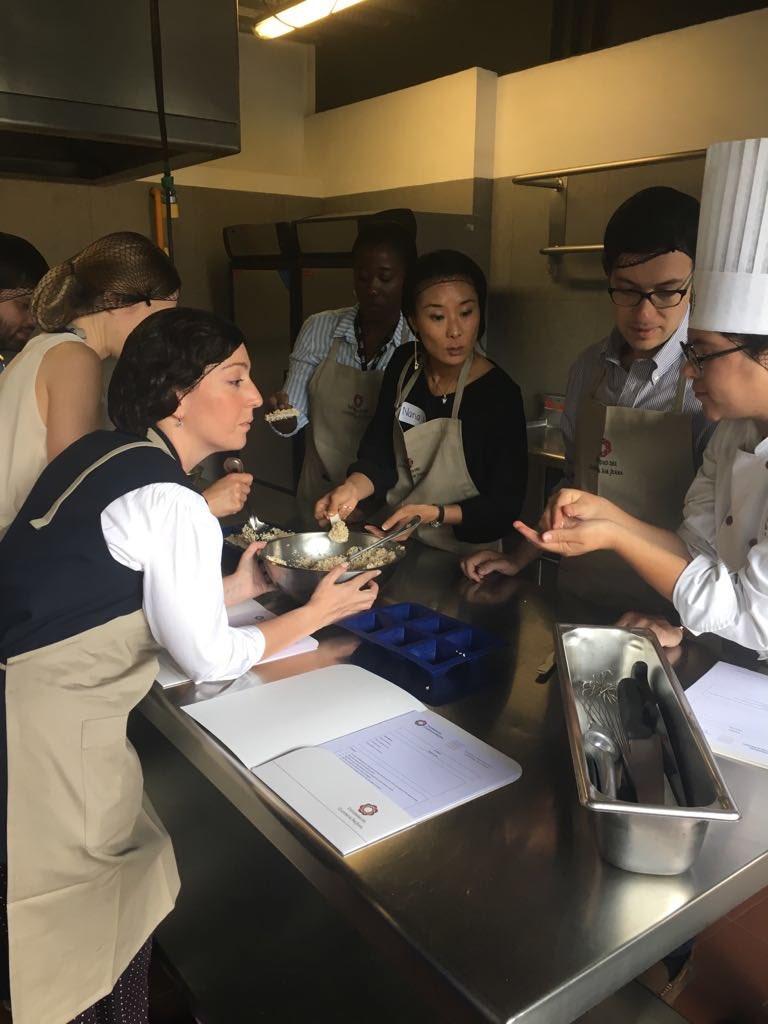 Participantes en el XIV Curso de Política Exterior de México para Diplomáticos Extranjeros preparan platillos de nuestra gastronomía. ¡Gracias a <a href="/U_ElClaustro/">El Claustro</a> por su hospitalidad!