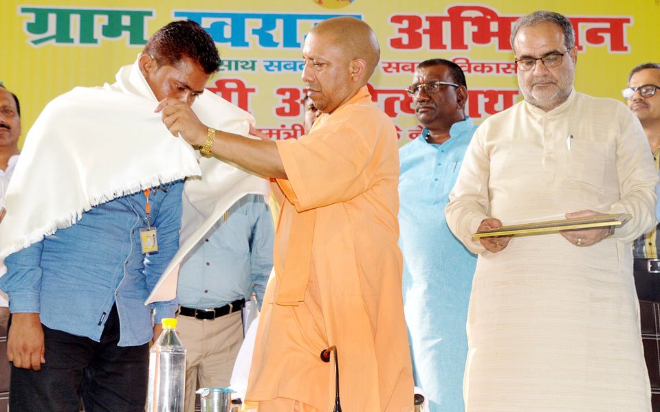 myogiadityanath's tweet photo. तथा जनपद के ओ0डी0एफ0 घोषित गांव के प्रधानों को अंगवस्त्र भेंट कर सम्मानित किया। https://t.co/9lHhNQTm6k
