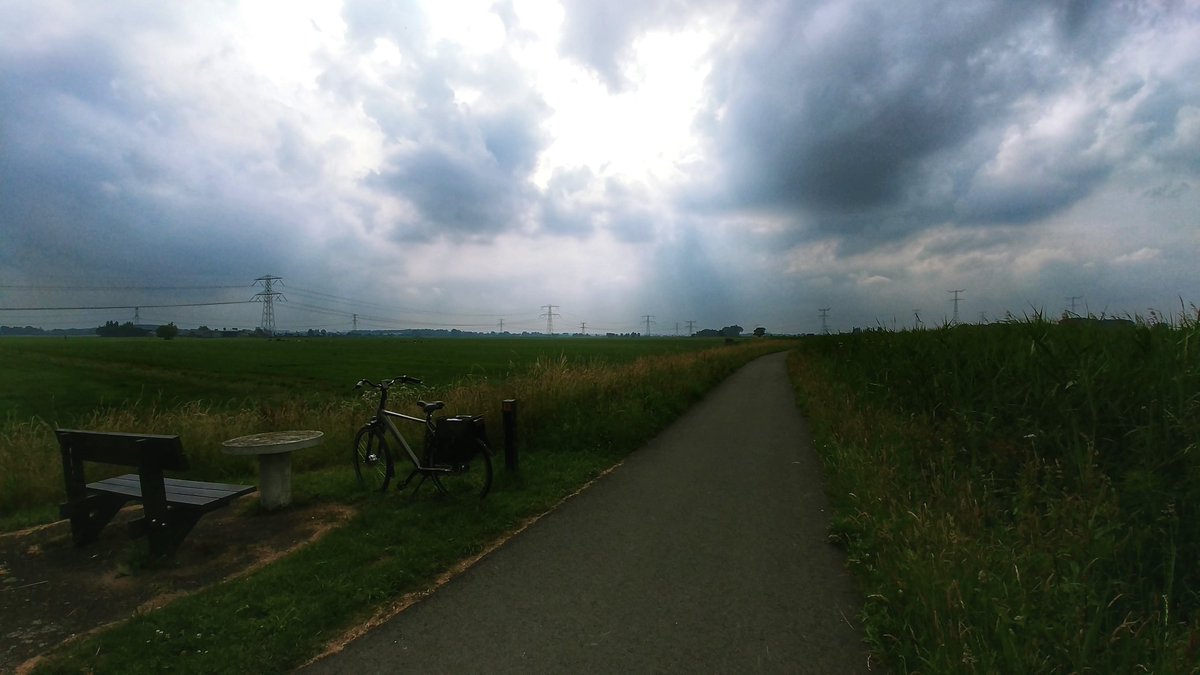 johan_klos's tweet photo. Donkere wolken over de #alblasserwaard heen maar droog wel wat wind #selfiets @BuienRadarNL @HeerlijkBuiten @MeteoGroupWeer @Weerplaza @RTV_Rijnmond @MargaretOrr @Alpenweerman en have a nice weekend :) https://t.co/WvJBs4bWFK