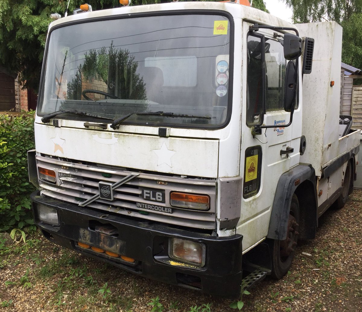 Tinker_and_Fix's tweet image. Love seeing stuff on people’s driveways and wondering what the projects going to be - my moneys on a camper ...  #vanlife #drivewayproject