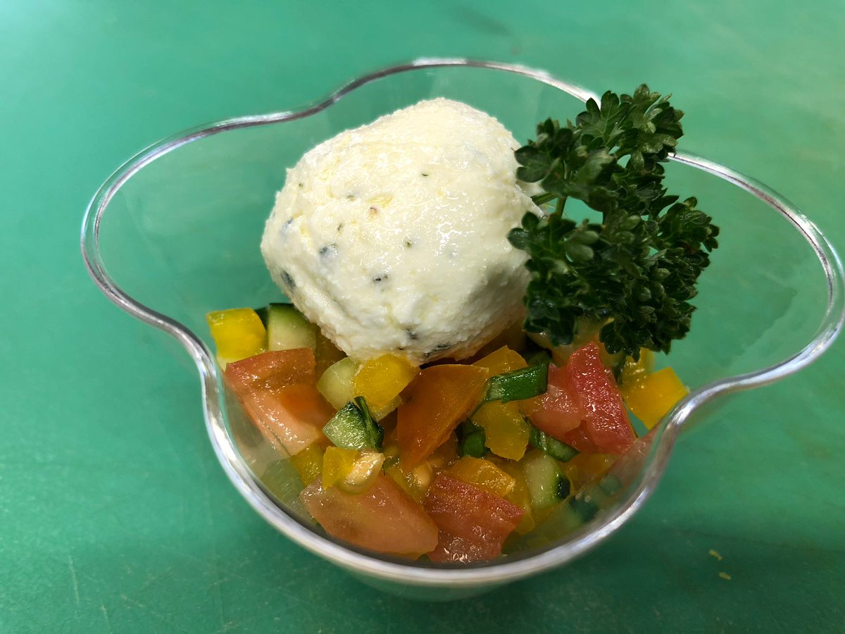 palatoraffinato's tweet photo. Un finger irrinunciabile? Questa polpettina ai tre #formaggi su giardinetto di #verdure... #food #fingerfood #palatoraffinato https://t.co/3uoALqbgu1