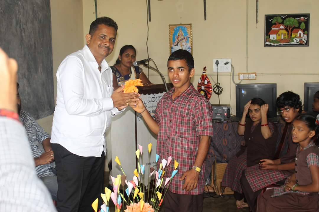 TeamUdayaShetty's tweet photo. Udaya Shetty Muniyal celebrated his 45th birthday by sharing sweets with kids at Parapu Vijetha School.

On this special occasion School Management announced Udaya Shetty Muniyal as Honorary President of institution.

#TeamUdayaShetty https://t.co/bIyvSt8YhA