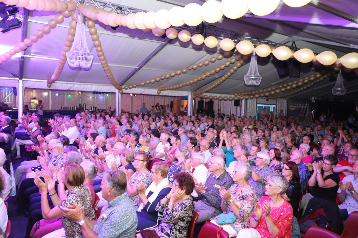 gennep's tweet photo. Koninklijke erepenning voor een kerkelijke harmonie na een spetterend optreden van de luchtmachtkapel met Erika Young https://t.co/HcOG1r2GH3
