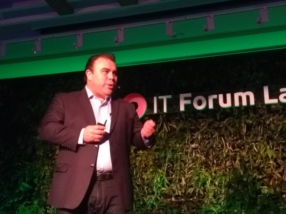 CIOMexico's tweet photo. Rodrigo Becerra, #CIO de @Pemex, define a la #transformacióndigital como "la reinversión de la forma en que una organización ópera y crea valor a través de la adopción de nuevas tendencias tecnológicas", en el #ITForumLATAM
#CIOMexico @computerworldmx #digitaltransformation #TIC https://t.co/xhPuUEMrcY