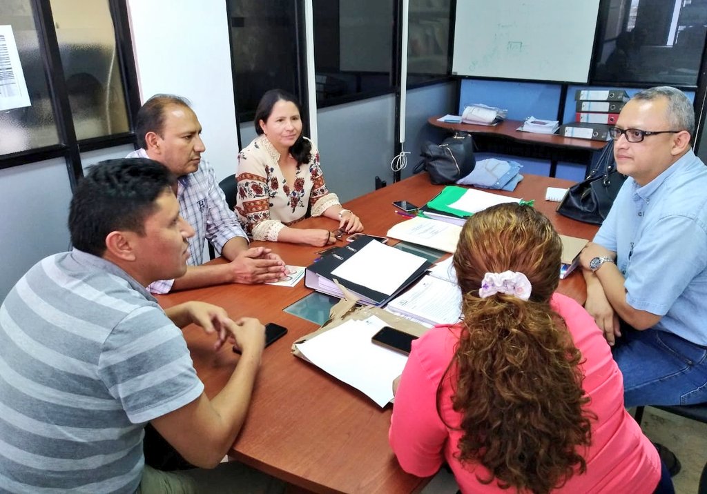 IEPS_Ec's tweet photo. Equipo técnico del @IEPS_Ec y autoridades del @GADsantodomingo coordinan aaciones para participación de actores de la #EPS en ferias: #Chilachito y #Expoferia | #SantoDomingodelosTsáchilas https://t.co/0O7Es5L2pA