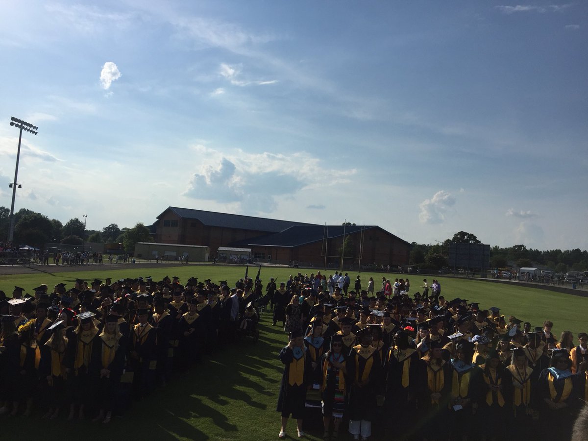 SSSNewsNotes's tweet image. Graduation about to begin! @sss_sophomores Class of 2018!