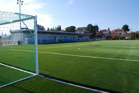 Lamentem estar sense aigua al Camp des de dimecres. Els nostres jugadors i els contraris s'hauran de marxar sense dutxar aquest cap de setmana. Esperem no faci molta calor. AJSES ni saben ni contesten. Tot plegat per una manega. Trista situació. 
<a href="/AjSesrovires/">Ajuntament Sant Esteve Sesrovires</a>
