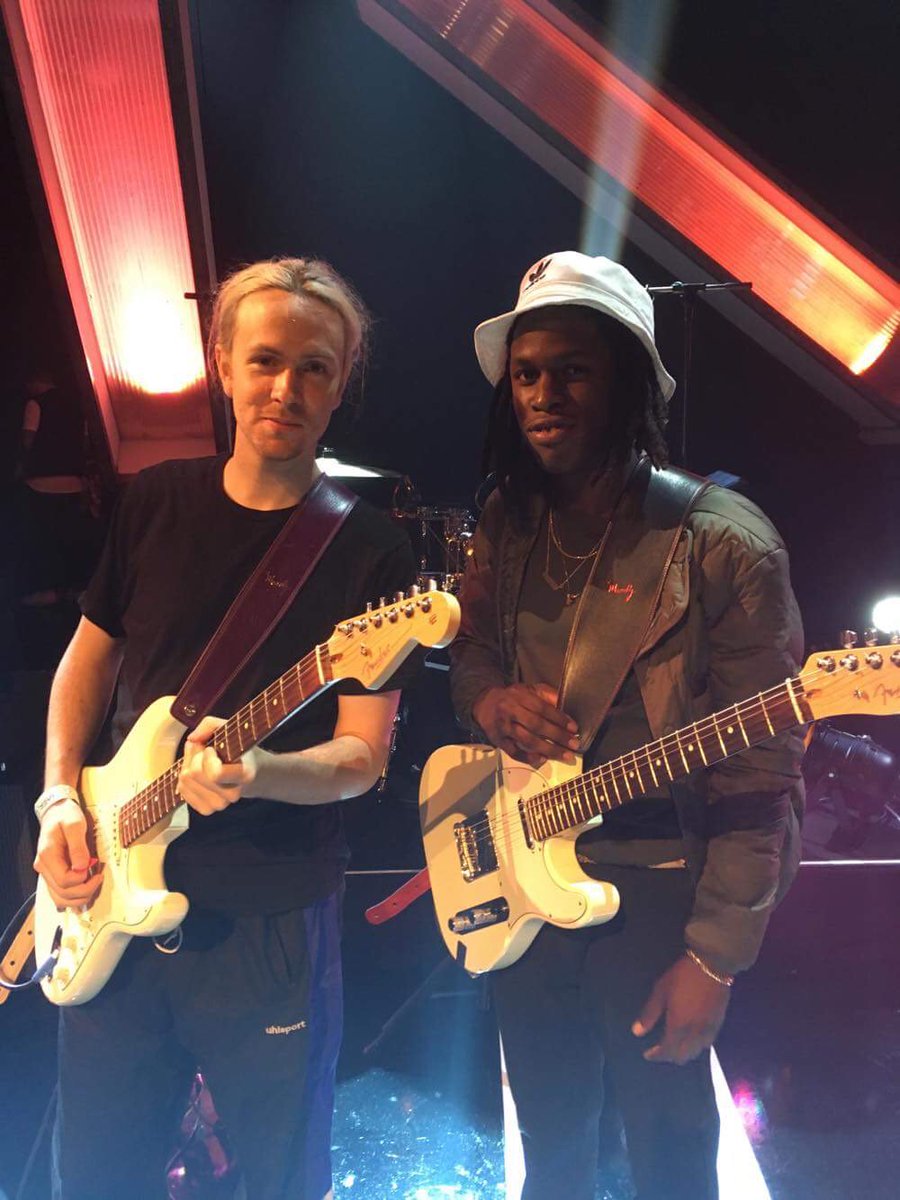 Ian Culley and Daniel Caesar on set of Later With Jools Holland #moodyleather#IanCulley#DanielCaesar#nationaltv#U.K.#LaterWithJoolsHolland#guitars#wornbythebest