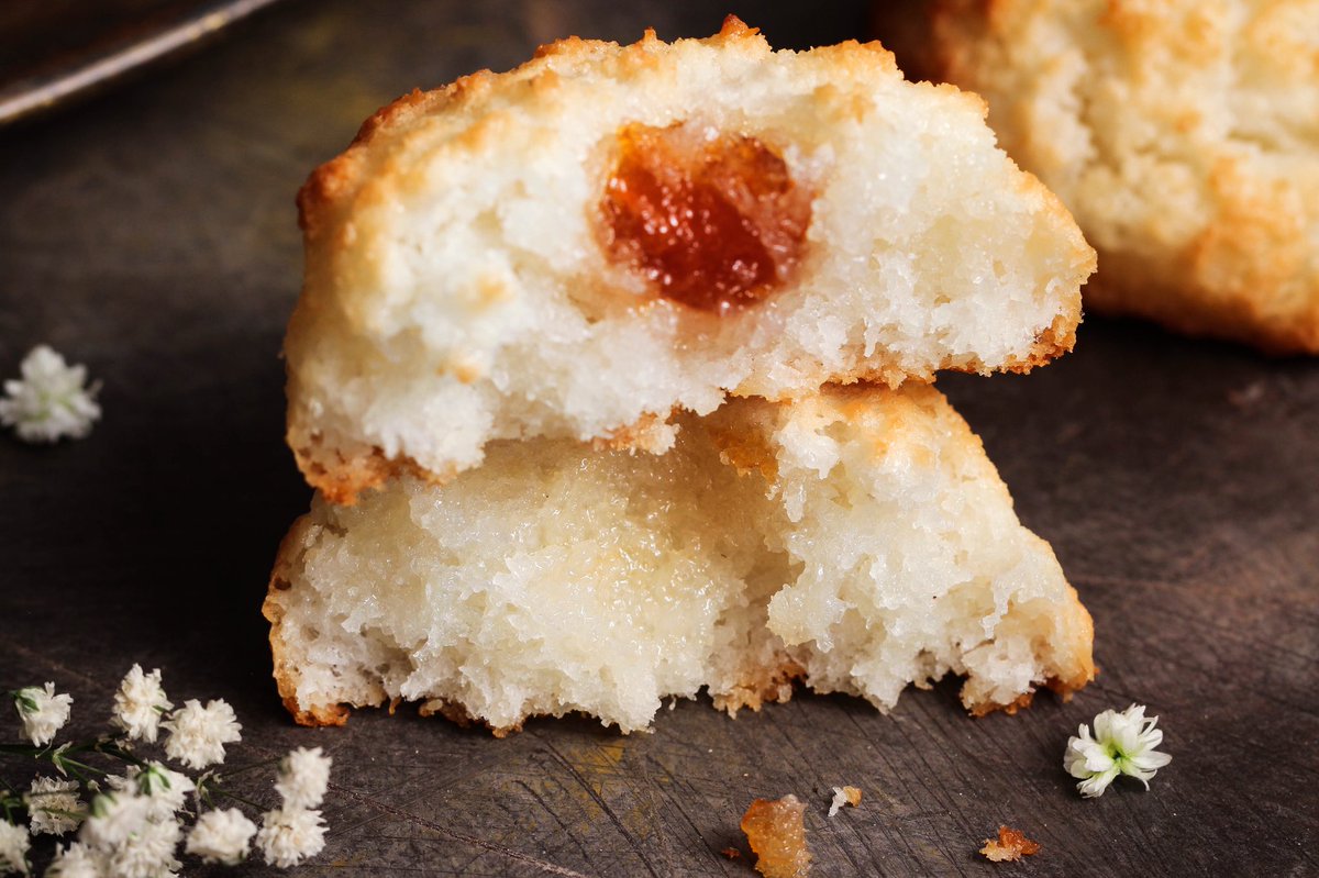 ماكرون جوز الهند من الداخل،، كانت لينة ورطبة من المنتصف ومغطاة بطبقة خارجية مُقرمشة - Coconut Macaroons: goo.gl/FGsaRf