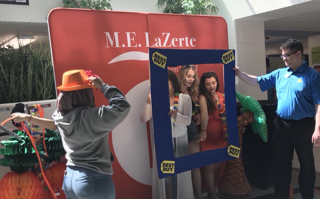 LazerteFrenchie's tweet photo. On dirait que 😜 c’était en plein cœur des vacances d’été aujourd’hui @melazerte 👙👒🕶⛱🍦 https://t.co/ZmJC68DhuU