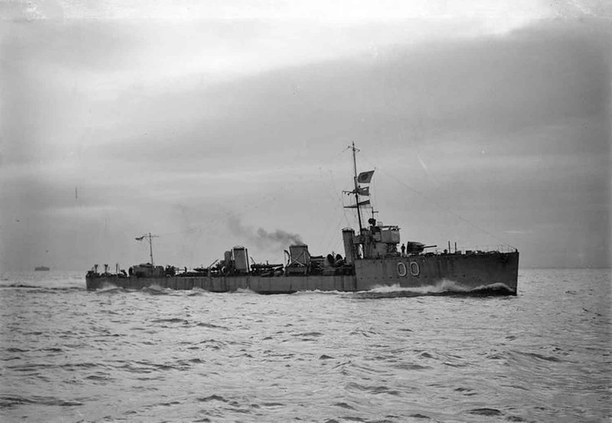 SurvivIt's tweet photo. Retweeted WW2 Tweets from 1940 (@RealTimeWWII):

HMS Glorious's 2 escort destroyers, HMS Acasta &amp; Ardent, have charged the 2 German battlecruisers in a brave but hopeless attack. https://t.co/p54AiToOrr