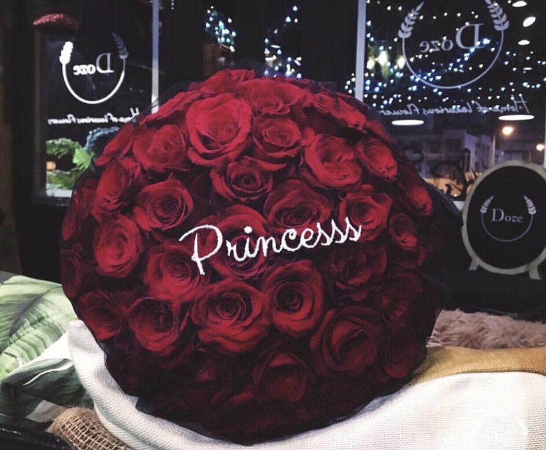 thefavoritegift's tweet photo. بوكيه ورد مع تطريز❤️❤️ https://t.co/tT3ybL03BP