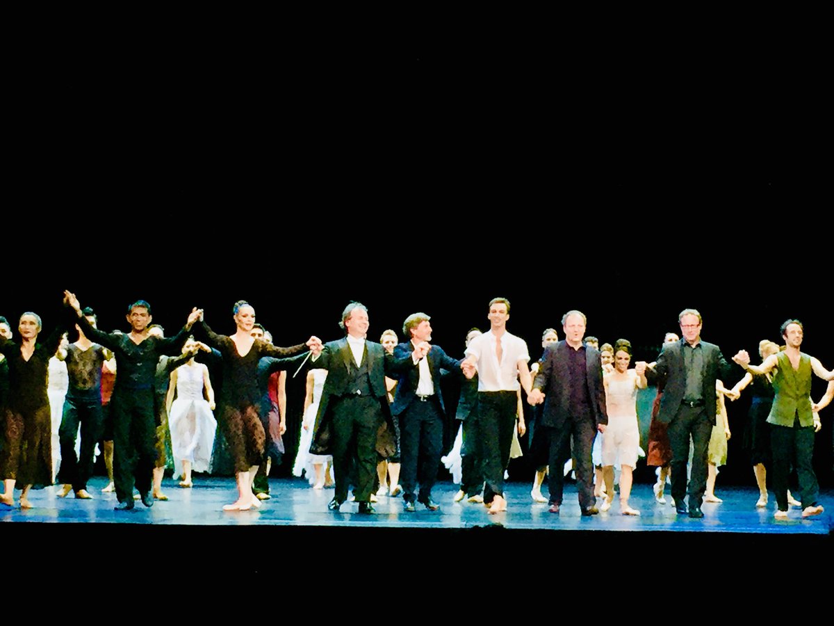 ManuelBrug's tweet photo. He made it! #MartinSchläpfers #SwanLake @ballettamrhein was a dark and intelligent retelling of a popular piece with innovative choreography an d tons of psychology in a sober environment. Masterful danced and conducted. And the one boo boy was the neglected #rotbart! https://t.co/vbR3Vm7Lop
