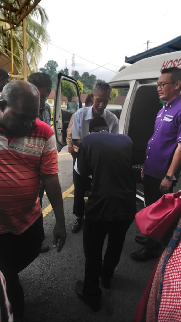 jpnr_uitms3's tweet photo. Assalamu'alaikum dan salam sejahtera

Takziah diucapkan kepada Waris keluarga kepada pelajar Semester 1 iaitu saudara MUHAMMAD FIRMAN FITRI BIN ABDUL AZIZ [AM228] yang telah kembali ke rahmatullah jam 8.28 pagi. Sedikit sumbangan dan bantuan telah disampaikan bagi meringankan- https://t.co/uyJKiZ1S5z
