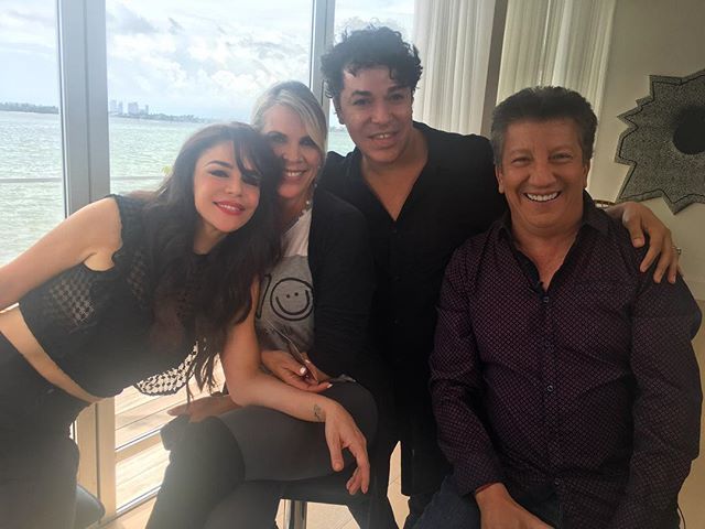 MDuqueMakeUp's tweet photo. I LOVE my job!!! Nice people fun time! @floramartinezoficial @sandraeichler @hernanorjuelab #makeup #makeupartist #ilovemyjob #ilovemakeup #makeupfortv #makeuptime #makeuplife #makeupaddict #makeupbrand #hair #hairstylist #hairartist #tvshow #actriz #act… https://t.co/VsbjSlfghL https://t.co/v5eSDVnCRM