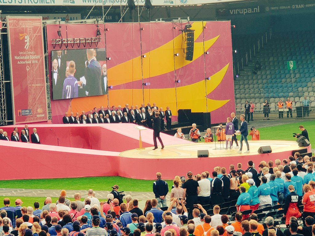 dennis_weijers's tweet photo. Het Wilhelmus klinkt op de @SONS2018 na een druk op de knop door Basten Overkemping van @svgrol en @longa30. Iedereen doet mee in @Gem_OostGelre en de Achterhoek! #scholderanscholder #toppers https://t.co/rOAFfWIQg0
