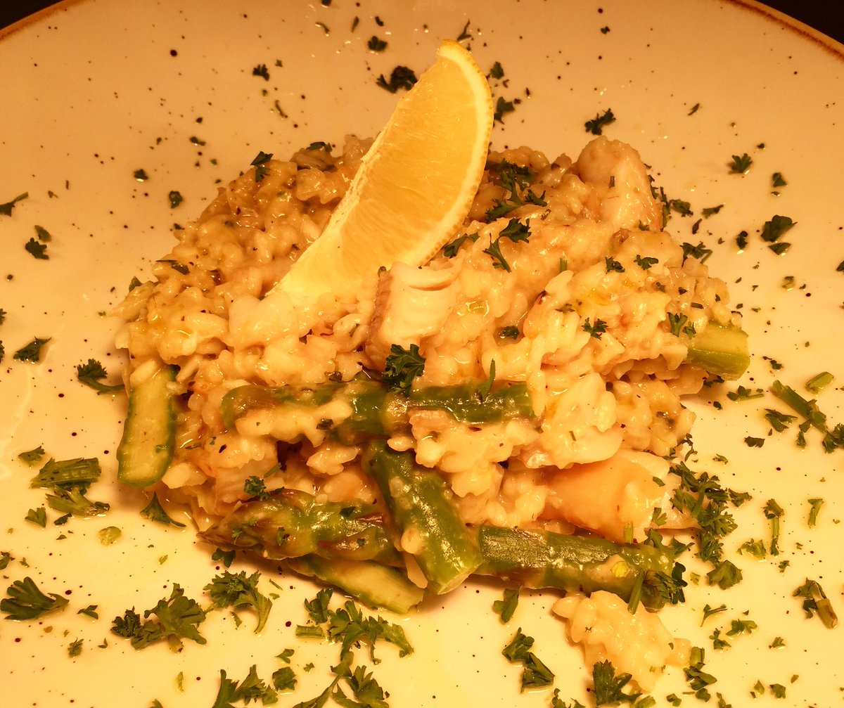 ObloBar's tweet photo. Dinner is served! Smoked Haddock & Asparagus Risotto on our Specials Menu this weekend...perfectly matched with a glass of The Courtesan Australian Riesling wine...@alliancewine #lovefood #oblobar #dinnerisserved #seafood #fridaynight #eyemouth https://t.co/KjV2x2RNYW