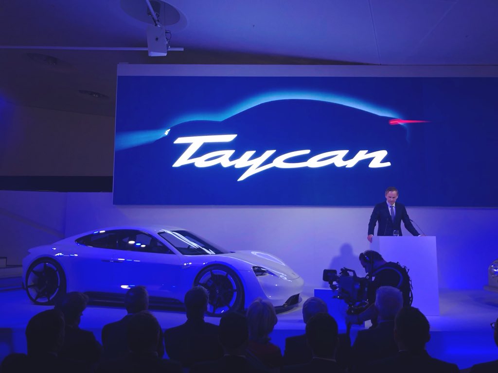 En direct du musée Porsche de Stuttgart pour les 70 ans de la marque : le concept 100% électrique « Mission e » donnera naissance en 2019 à la Taycan !