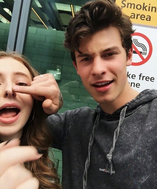 ShawnLegendas's tweet photo. Essa é uma das melhores sequências de fotos de fã com o Shawn que eu já vi, pra ser melhor só falta ser eu ali com ele.
//Jubs https://t.co/ymFKdOV693