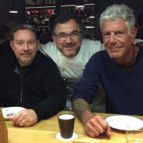 nunca llegaré a entender el porque de la psique humana...nosotros nos quedamos con los buenos momentos! buen viaje chef!