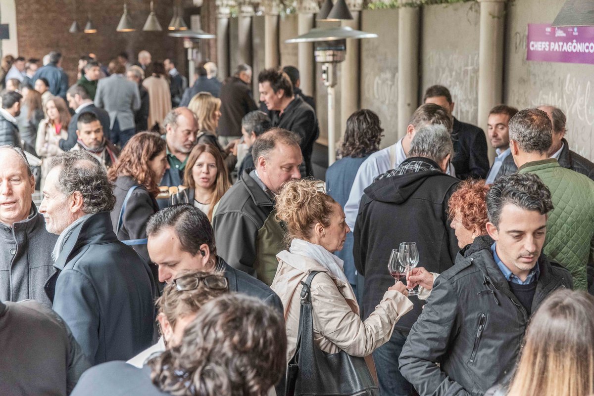 BodFinDelMundo's tweet photo. Así fue la segunda edición de #ExpoVinosPatagonia, en donde estuvimos presentes con nuestras etiquetas. #BodegaFinDelMundo https://t.co/cOOGotaB2a