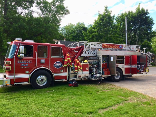 PrescottFire's tweet photo. Beautiful morning spent at Wellington Elementary School talking about Fire Safety with Grades 1-3! Kids enjoyed checking out our Aerial, PPE and going through our Fire Safety House! #2WaysOut #HomeEscapePlan #FireSafetyAtHome https://t.co/41ckCo2Ztt