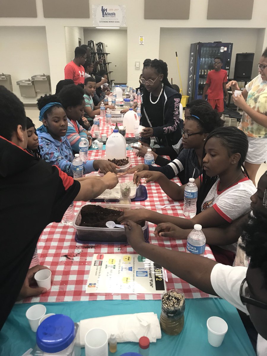 DurhamMartin3's tweet photo. TEAM UP To Power Up @Bunche_Chargers In-House field trip with Jason Paggett🙌🏾 Where is the Soil-Less Garden? https://t.co/9VjqyTZFWP