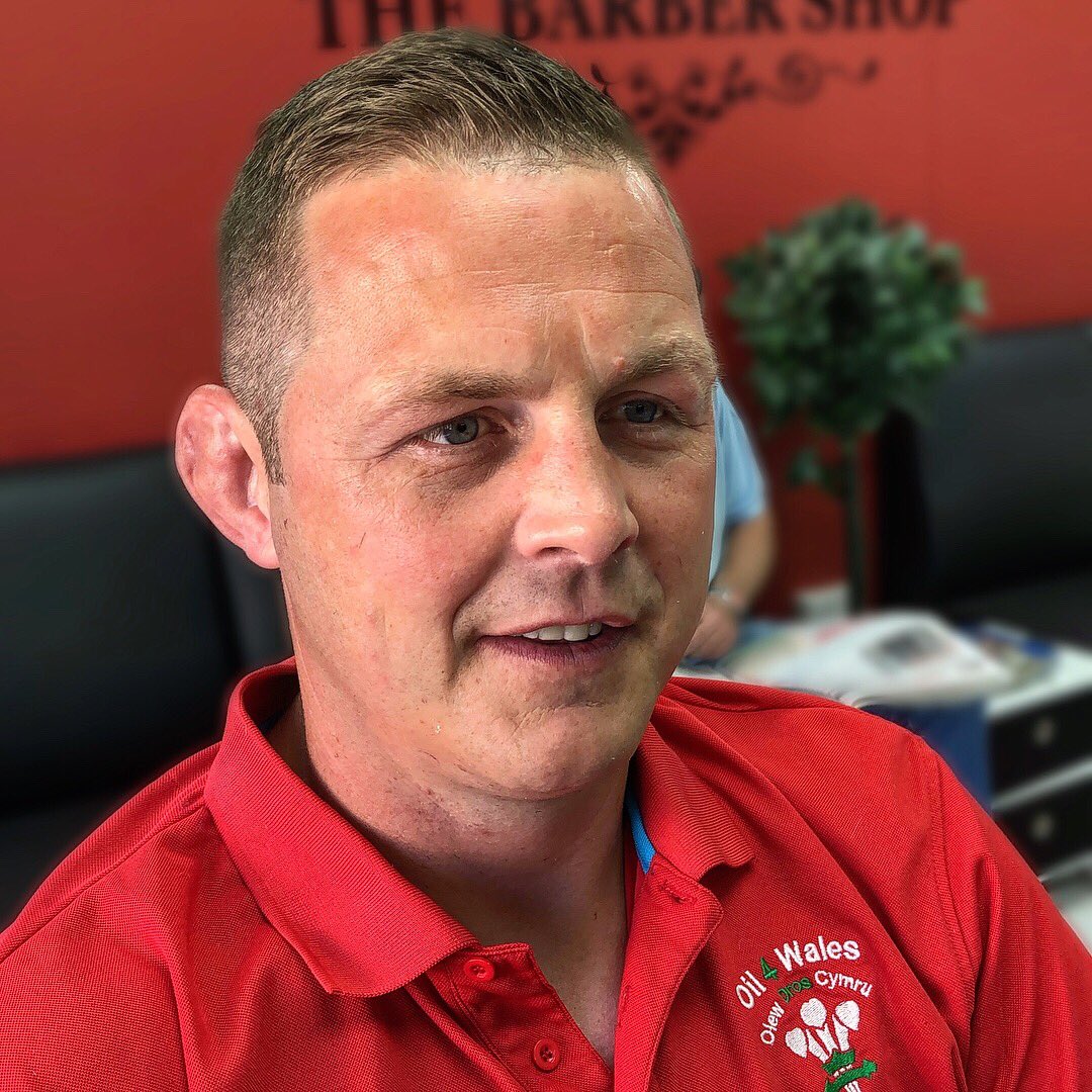 Legend <a href="/DafJonesOnline/">Dafydd Jones</a> had his first Turkish shave 🏉✂️💈