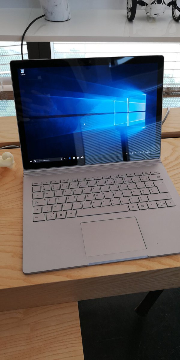 MyraAdAstra's tweet photo. Les nouvelles #Surface Book 2 de 13'5 et 15 pouces encore plus belles que les précédentes ♥️ #ExplorerParty https://t.co/xXjfi2lDQJ